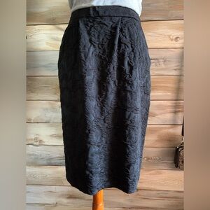 ST JOHN Textured Stretch Pencil Skirt in Size 8 — pleated, feminine and tailored